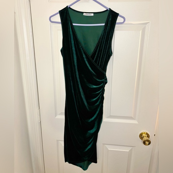 guberry Dresses & Skirts - Women’s Emerald Green Velvet V-Neck Sleeveless Wrap-Style Dress